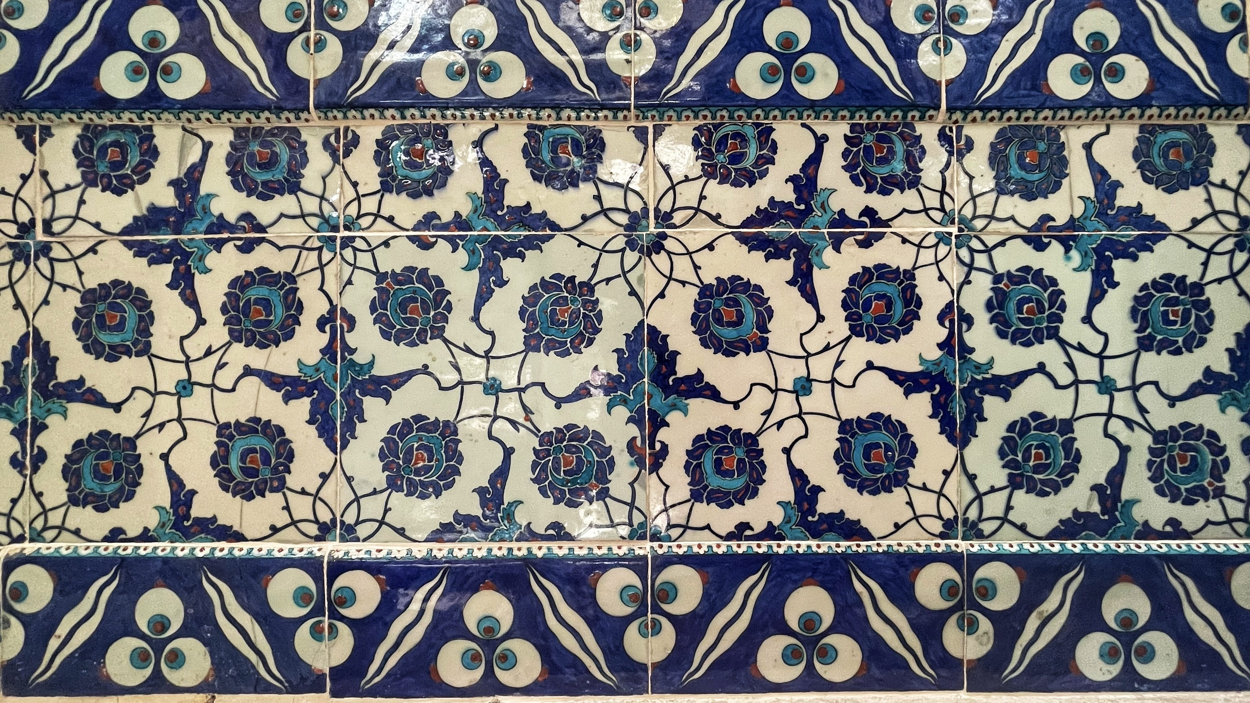 Traditional Ottoman Iznik tiles in Istanbul decorated with blue floral and geometric patterns on a cream background – 5 days in Istanbul.