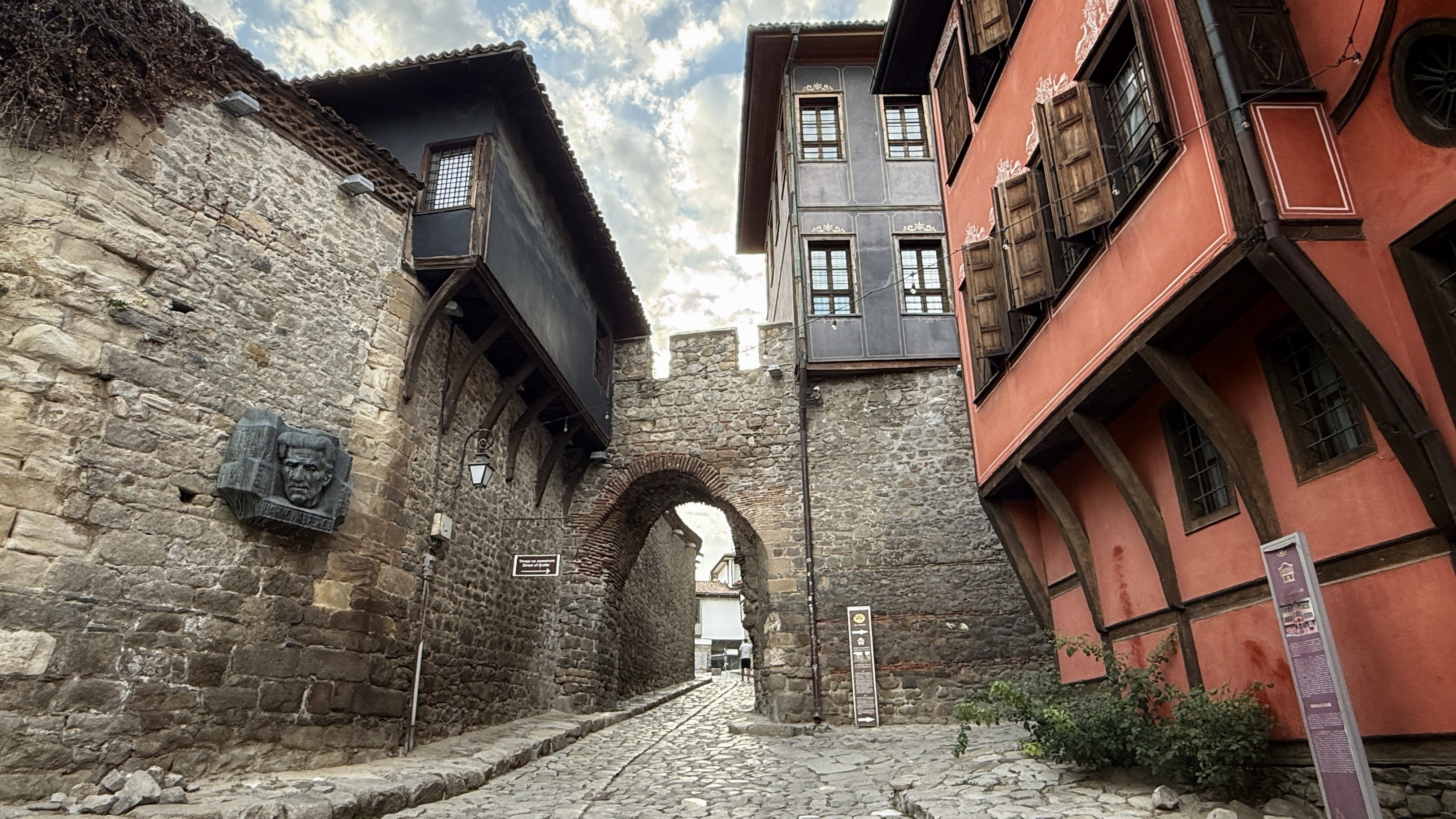 Hisar Kapia stone gate surrounded by colorful Revival-era houses in Plovdiv’s Old Town
